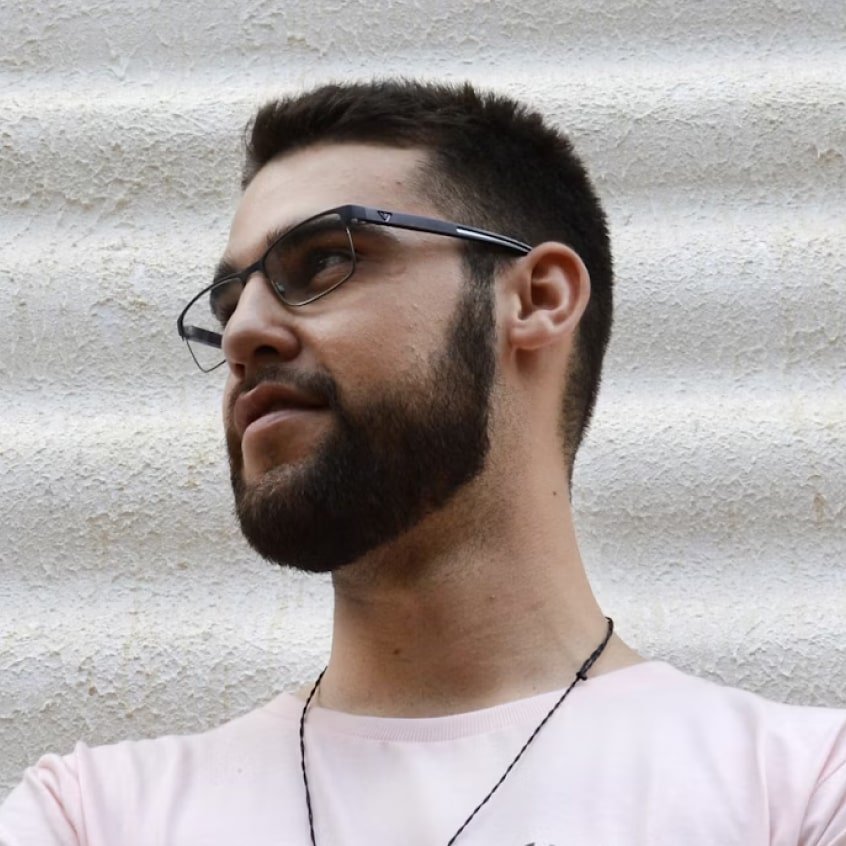 Bapak Budi Santoso - CEO Perusahaan Retail